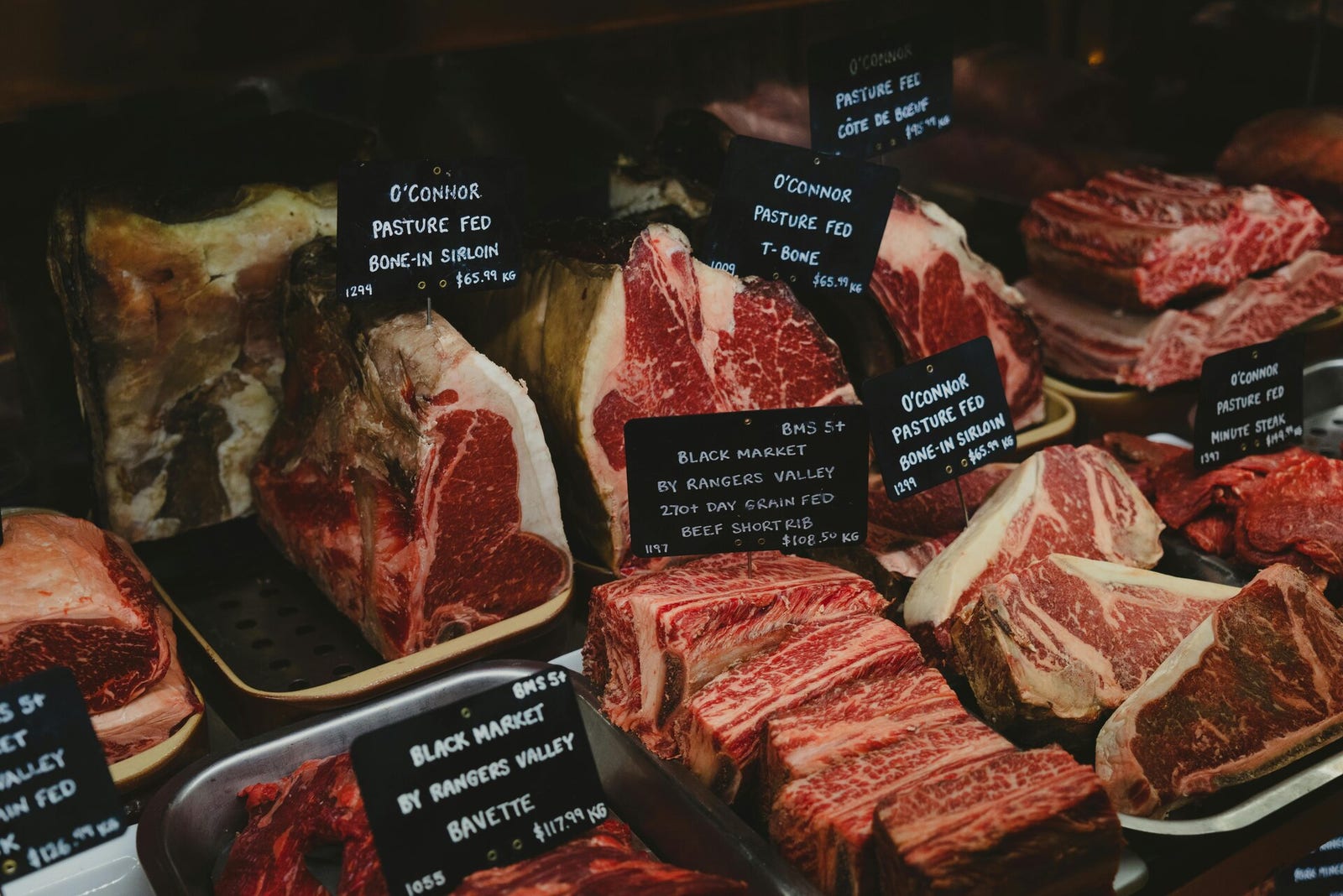 Vleesassortiment in een vitrine