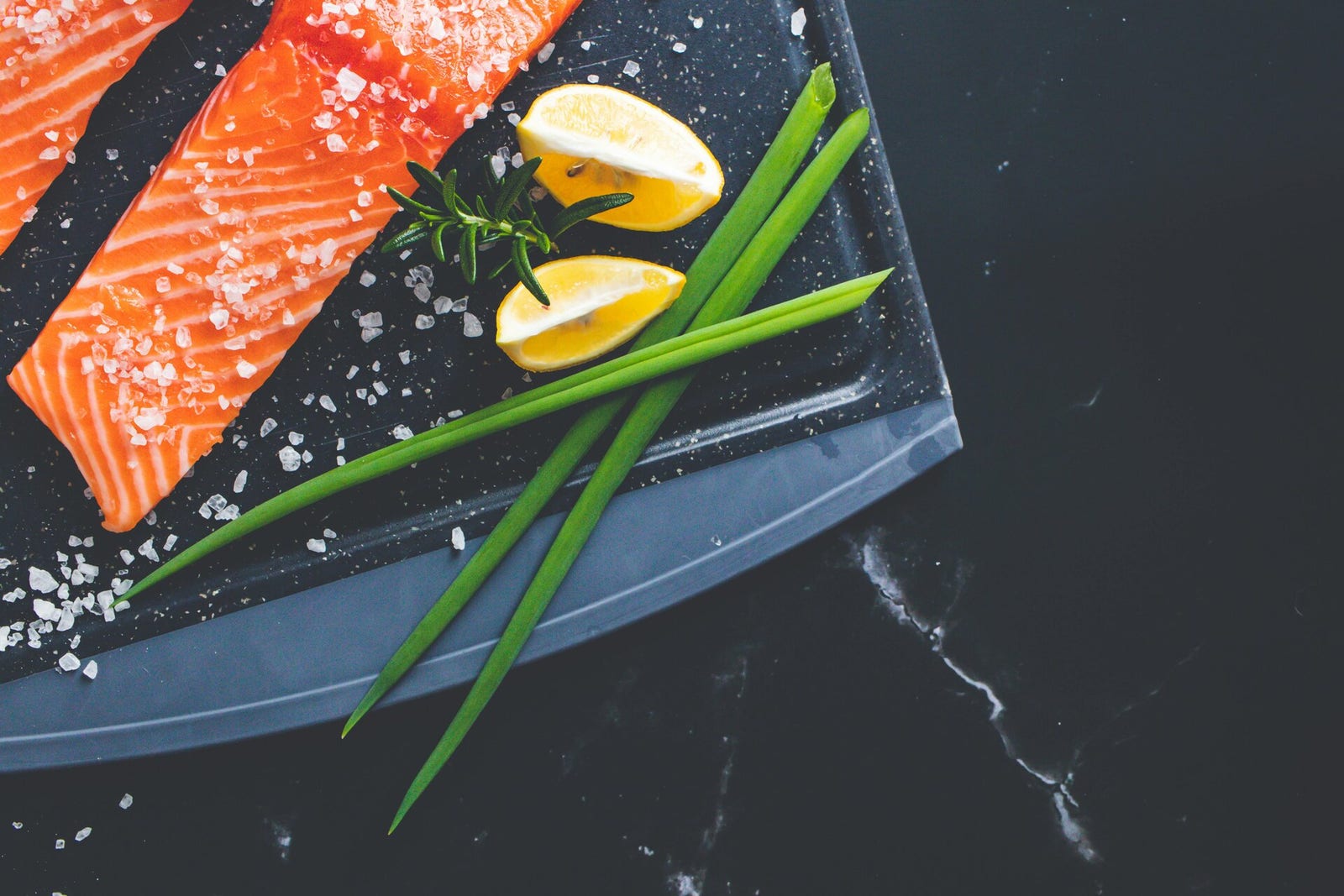 Zalm met citroen en verse kruiden